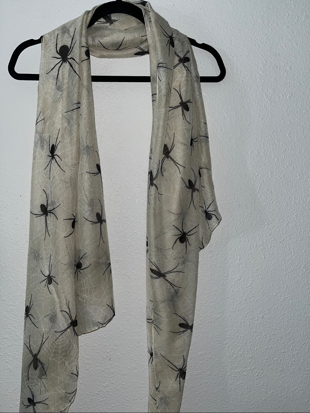 Halloween Sheer Beige Spider-Print Wrap Scarf
Novelty print
36” x 70”
NWOT - Picture 4 of 7